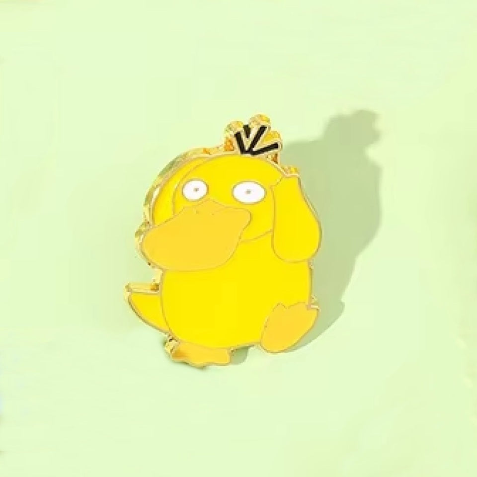 un pin's fidèle au design de Psykokwak, le pokémon canard un peu déjanté