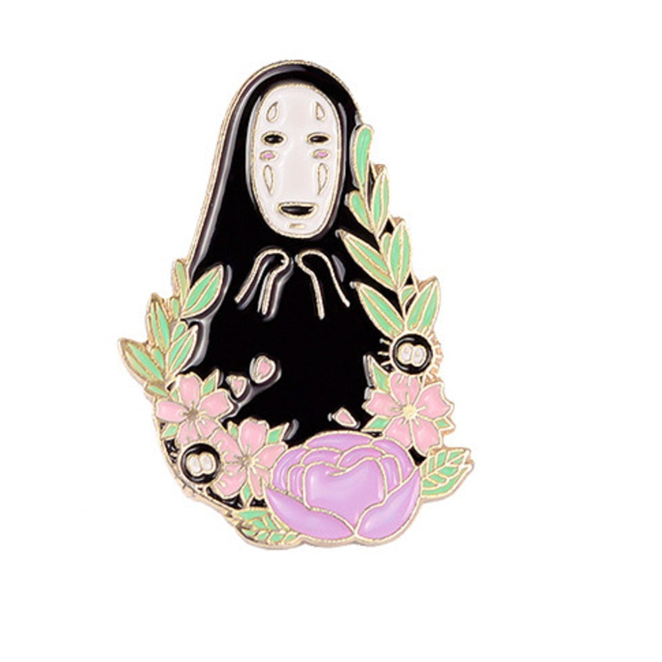 un joli pin's représentant Sans Visage, le personne énigmatique et surprenant du film Le voyage de chihiro. Entouré de fleurs et de noiraudes, il est le symbole de l'acceptation de soi et de la solitude