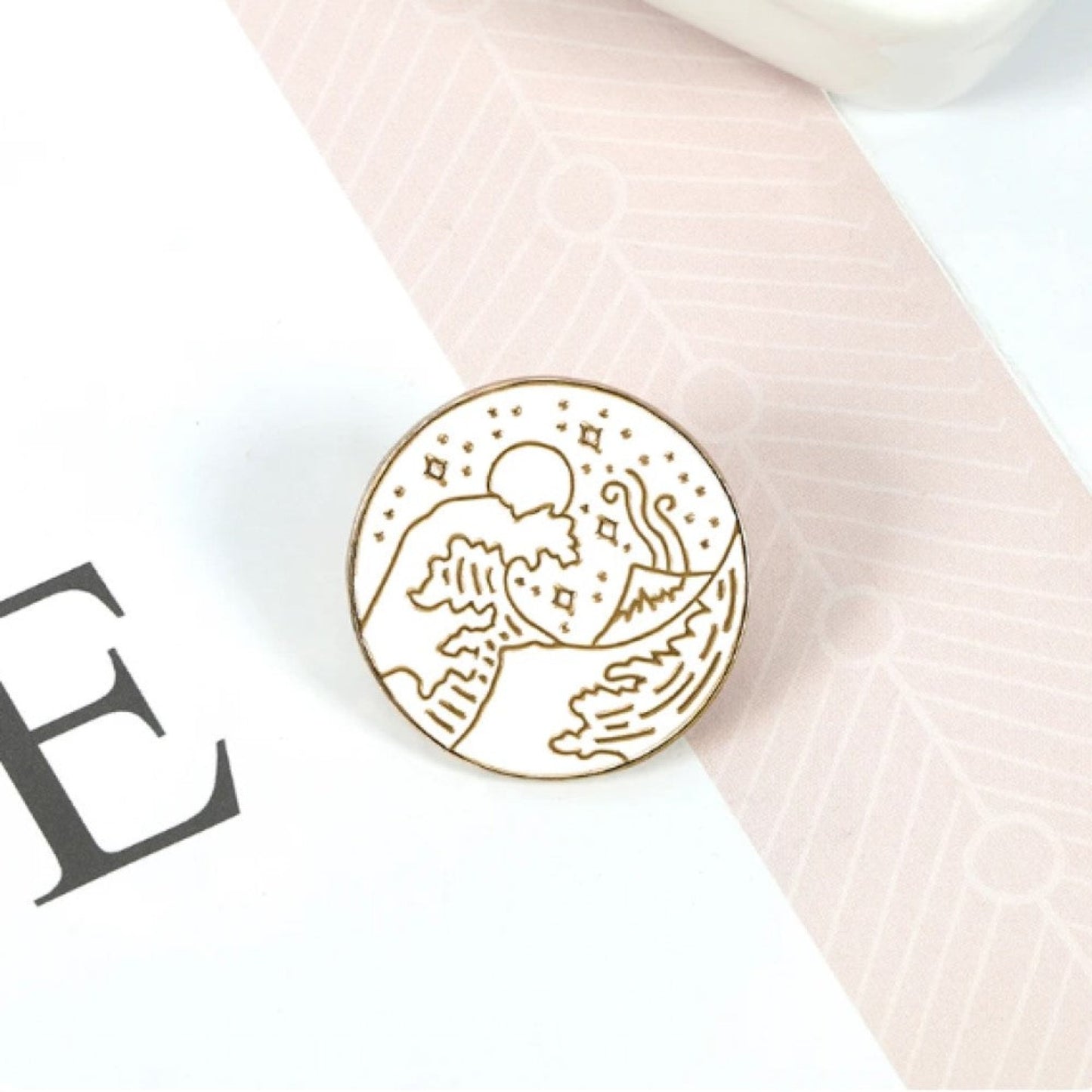 Pin's vague Kanagawa blanc et doré
