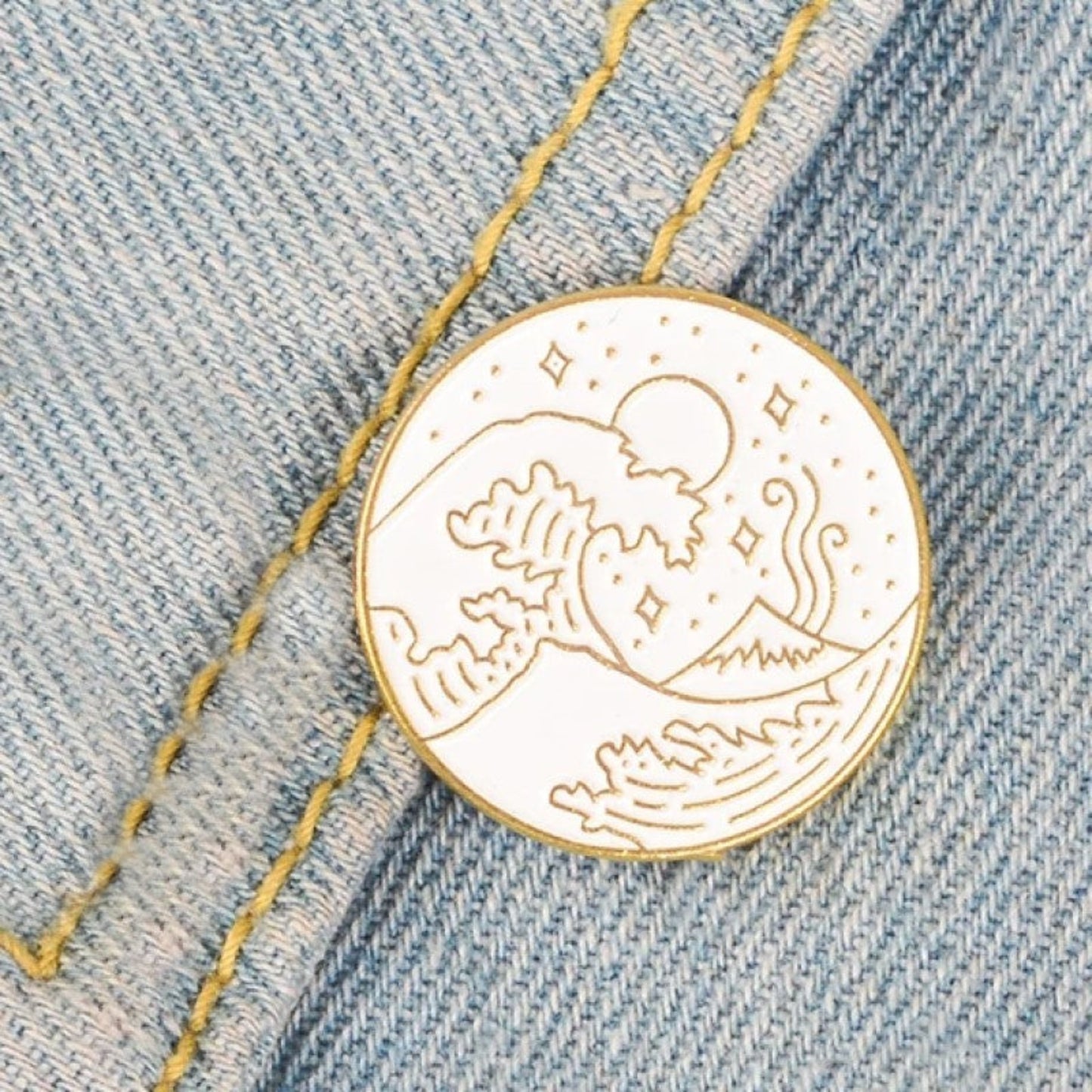 Pin's vague Kanagawa blanc et doré