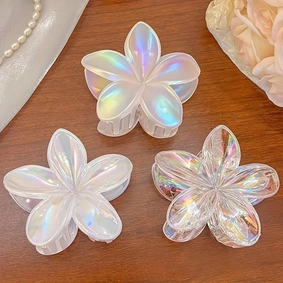 des pinces à cheveux nacrées en forme de fleur de frangipanier