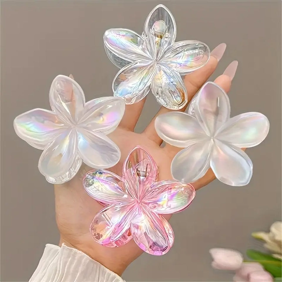 des pinces à cheveux nacrées en forme de fleur de frangipanier