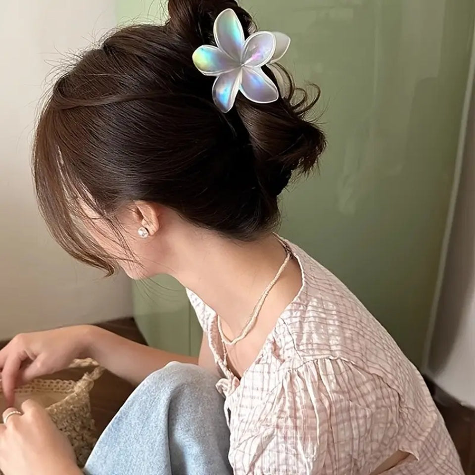 des pinces à cheveux nacrées en forme de fleur de frangipanier