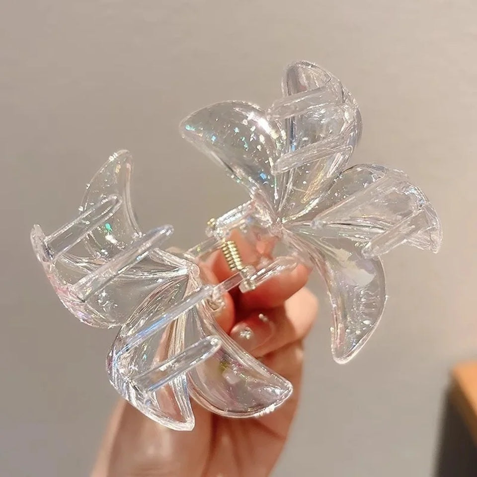 des pinces à cheveux nacrées en forme de fleur de frangipanier