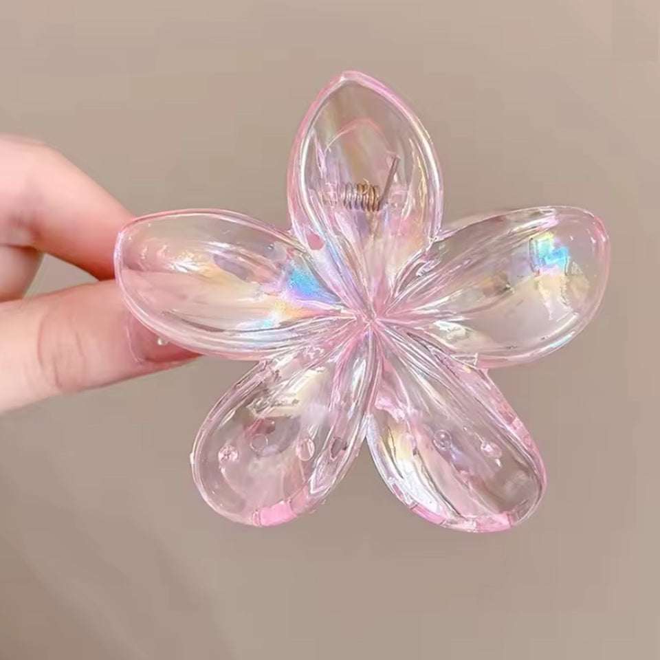 des pinces à cheveux nacrées en forme de fleur de frangipanier