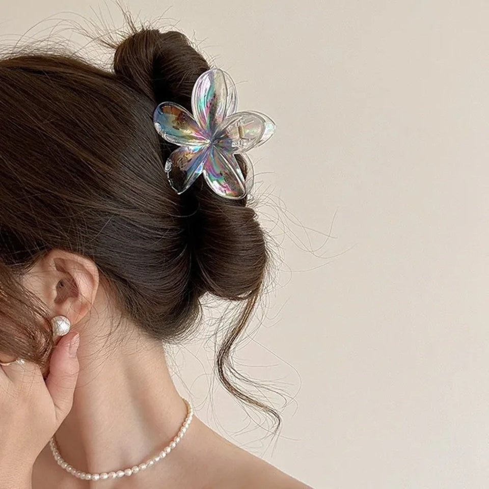des pinces à cheveux nacrées en forme de fleur de frangipanier