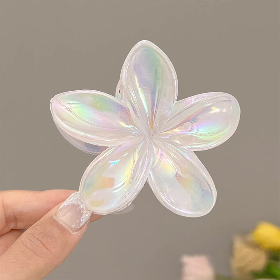 des pinces à cheveux nacrées en forme de fleur de frangipanier