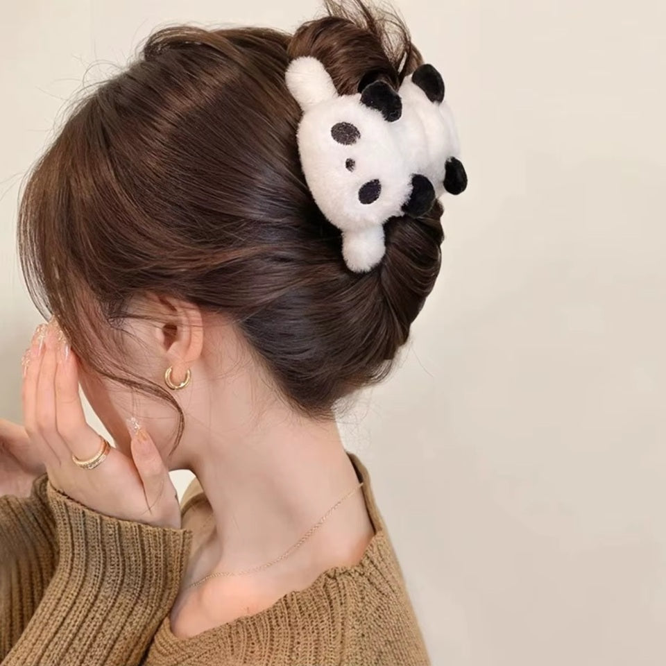 une adorable pince à cheveux blanche toute peluchée ornée d'une tête de panda tout mignonne. Elle est douce et se porte au quotidien pour un look mignon.