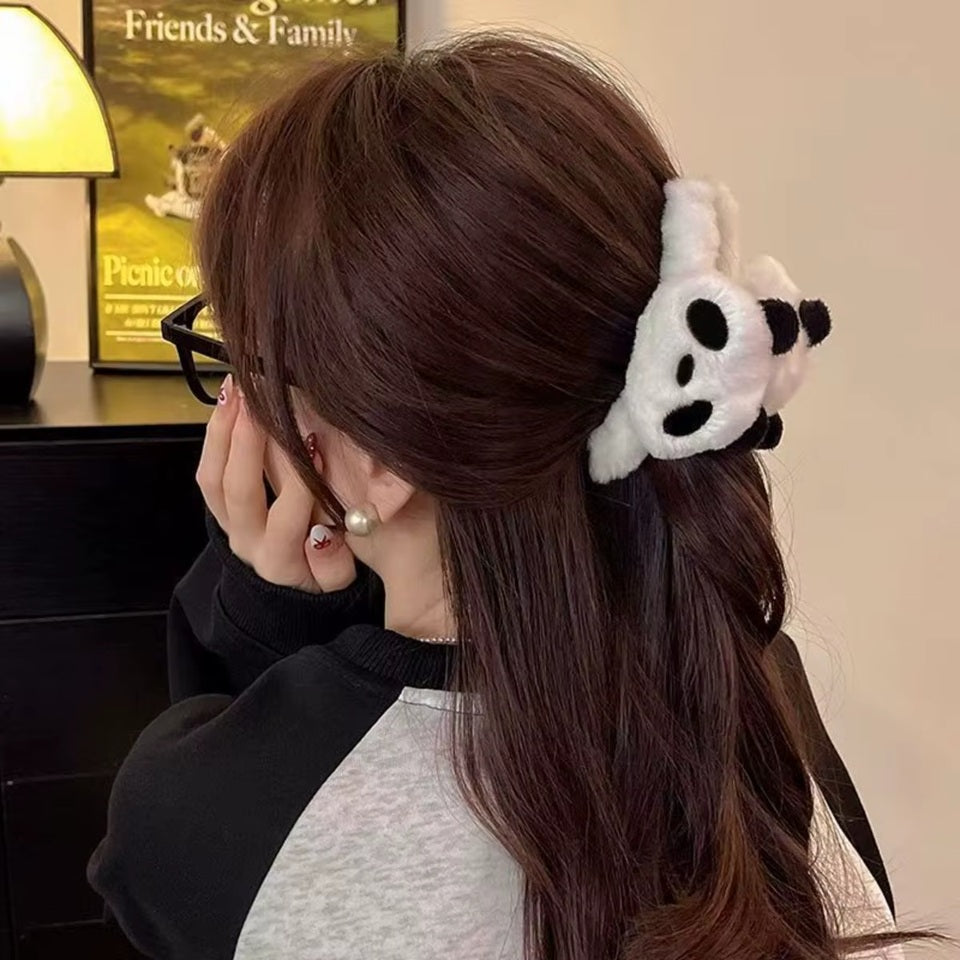 une adorable pince à cheveux blanche toute peluchée ornée d'une tête de panda tout mignonne. Elle est douce et se porte au quotidien pour un look mignon.