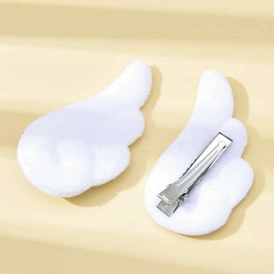 une paire de barrettes à cheveux en forme d'ailes d'ange blanches ou roses. Pour un look kawaii et romantique elles sont parfaites. En matière peluchée, elles sont toutes douces.
