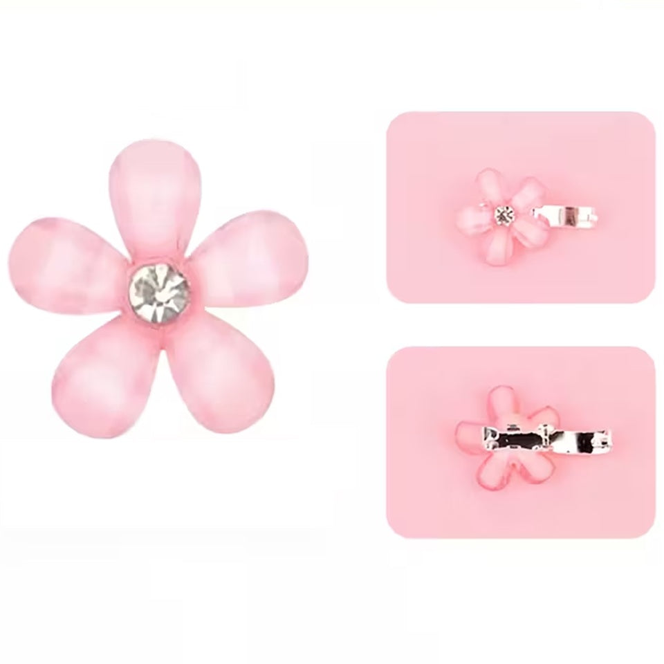 un lot de 5 pinces à cheveux en forme de fleurs de sakura roses pailletées. Au coeur des fleurs, se trouve un strass brillant. Parfaites pour un look printanier, romantique et adorable.