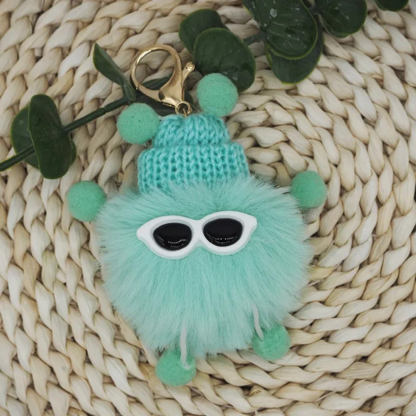 porte-clés boule de poils colorée qui porte des lunettes de soleil et un joli bonnet. accessoire kawaii, mignon rempli de douceur.