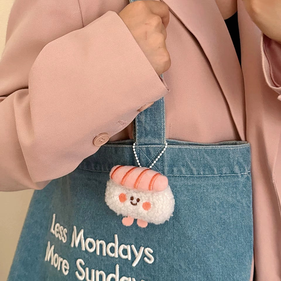 de mignons petits porte-clés en peluche toute douce en forme de nourriture japonaise : maki, sushi, tempura, okonomiyaki et onigiri. Ils sont trop mignons avec leurs visages et expressions kawaii !