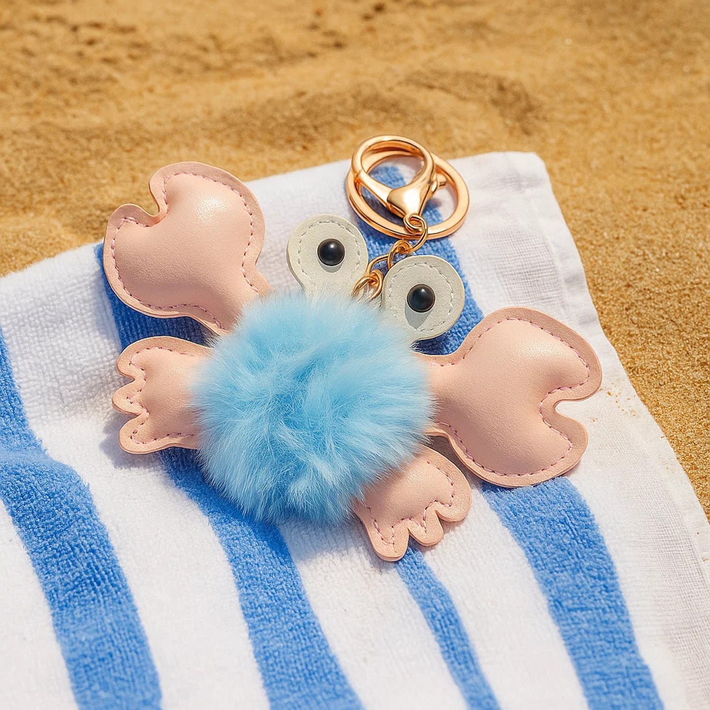 porte-clé en forme de crabe, tout fluffy et doux. En simili cuir, il est solide et durable. Idéal pour un trousseau ou en déco de sac