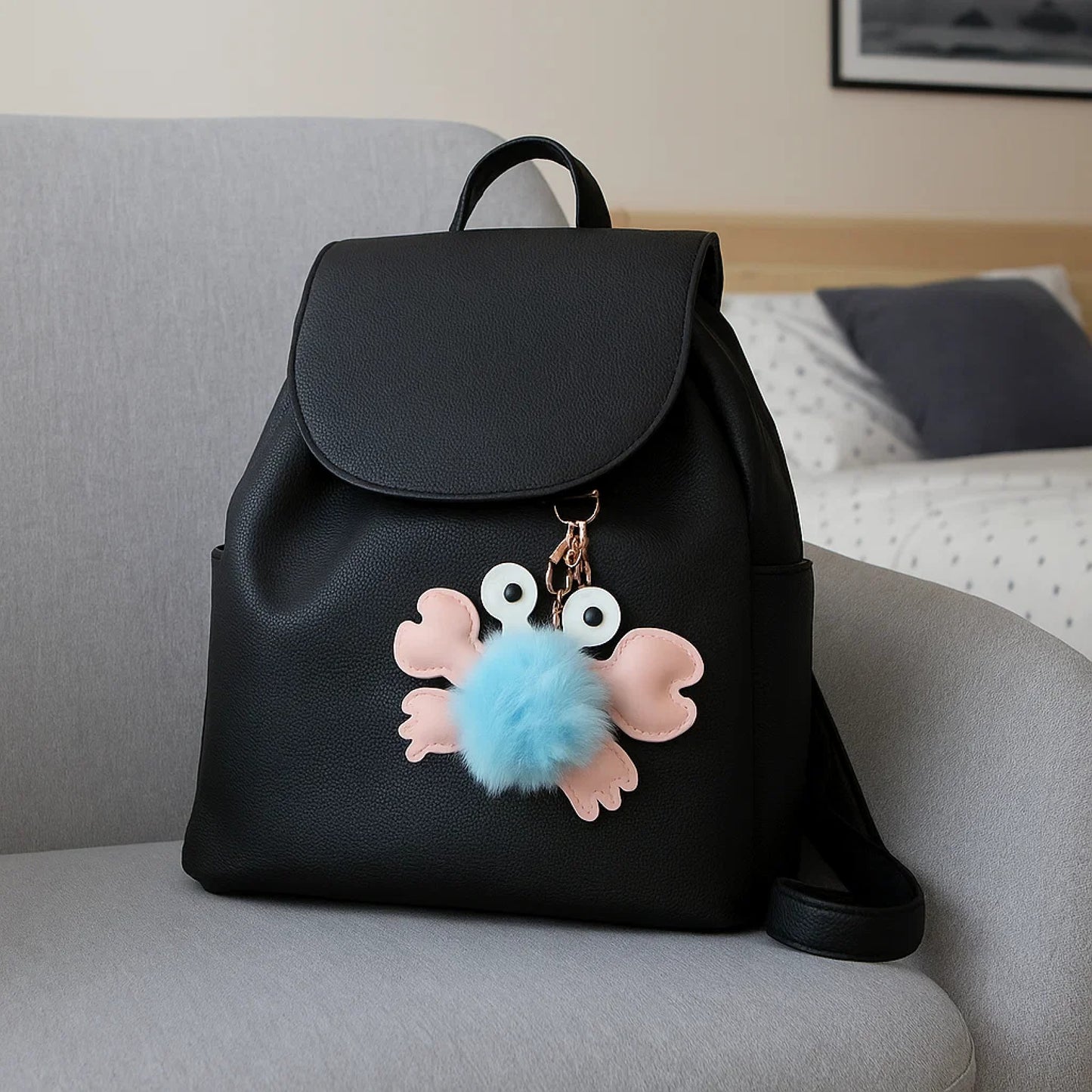 porte-clé en forme de crabe, tout fluffy et doux. En simili cuir, il est solide et durable. Idéal pour un trousseau ou en déco de sac