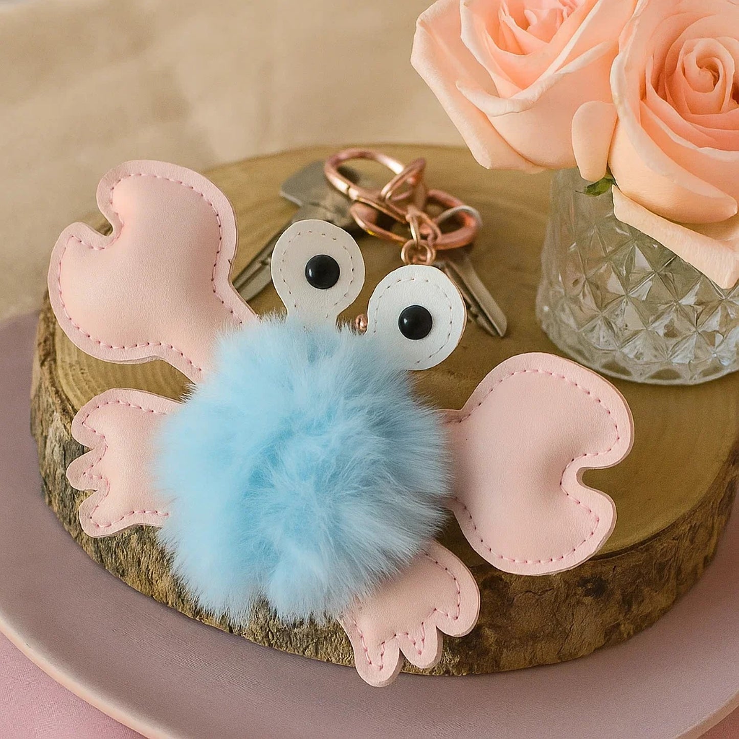 porte-clé en forme de crabe, tout fluffy et doux. En simili cuir, il est solide et durable. Idéal pour un trousseau ou en déco de sac