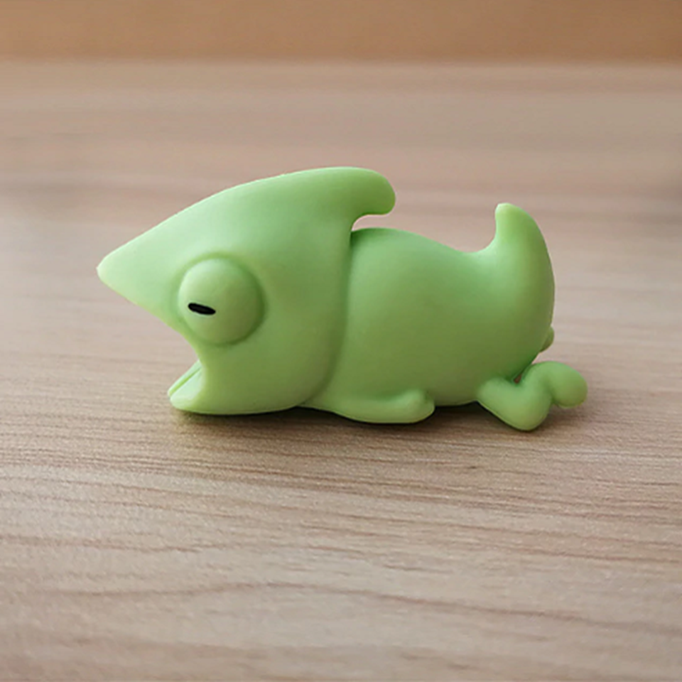 un protège câble en forme de caméléon super mignon. Il protège et renforce les câbles.