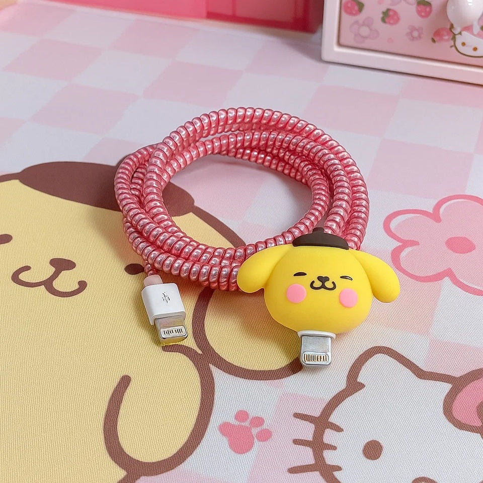 un protège câble en forme d'adorable Pompompurin de Sanrio. Avec sa bouille jaune et kawaii il est trop craquant