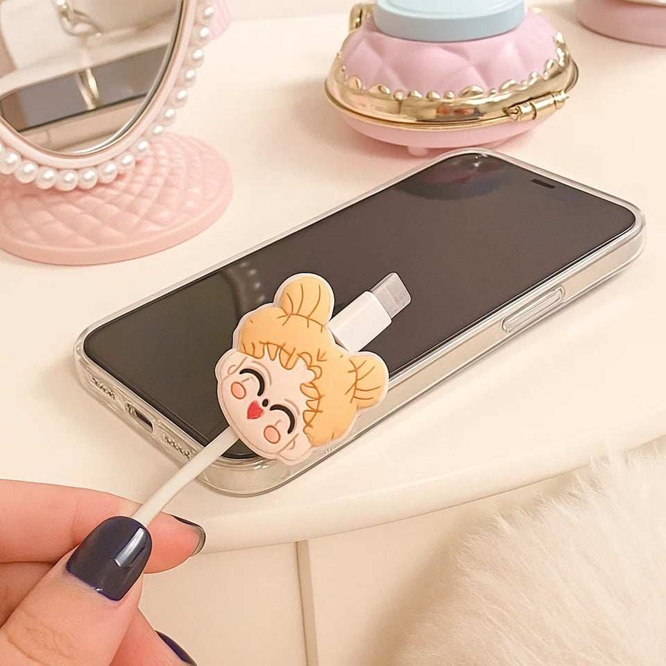 un protège câble en forme de Sailormoon trop mignon. Avec son expression kawaii, elle est adorable !