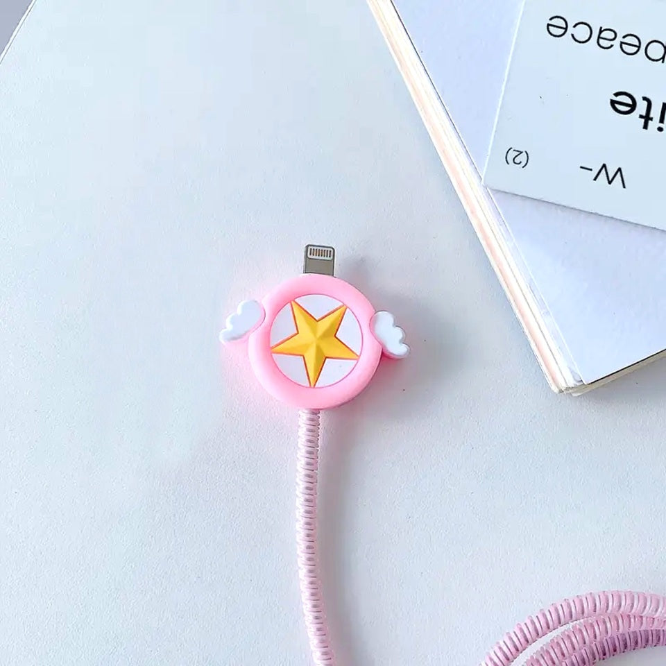 un protège-câble idéal pour allonger la durée de vie de vos câbles. En forme du sceptre de Sakura dans Card Captor Sakura, il a des petites ailes blanches et une grande étoile en son centre.