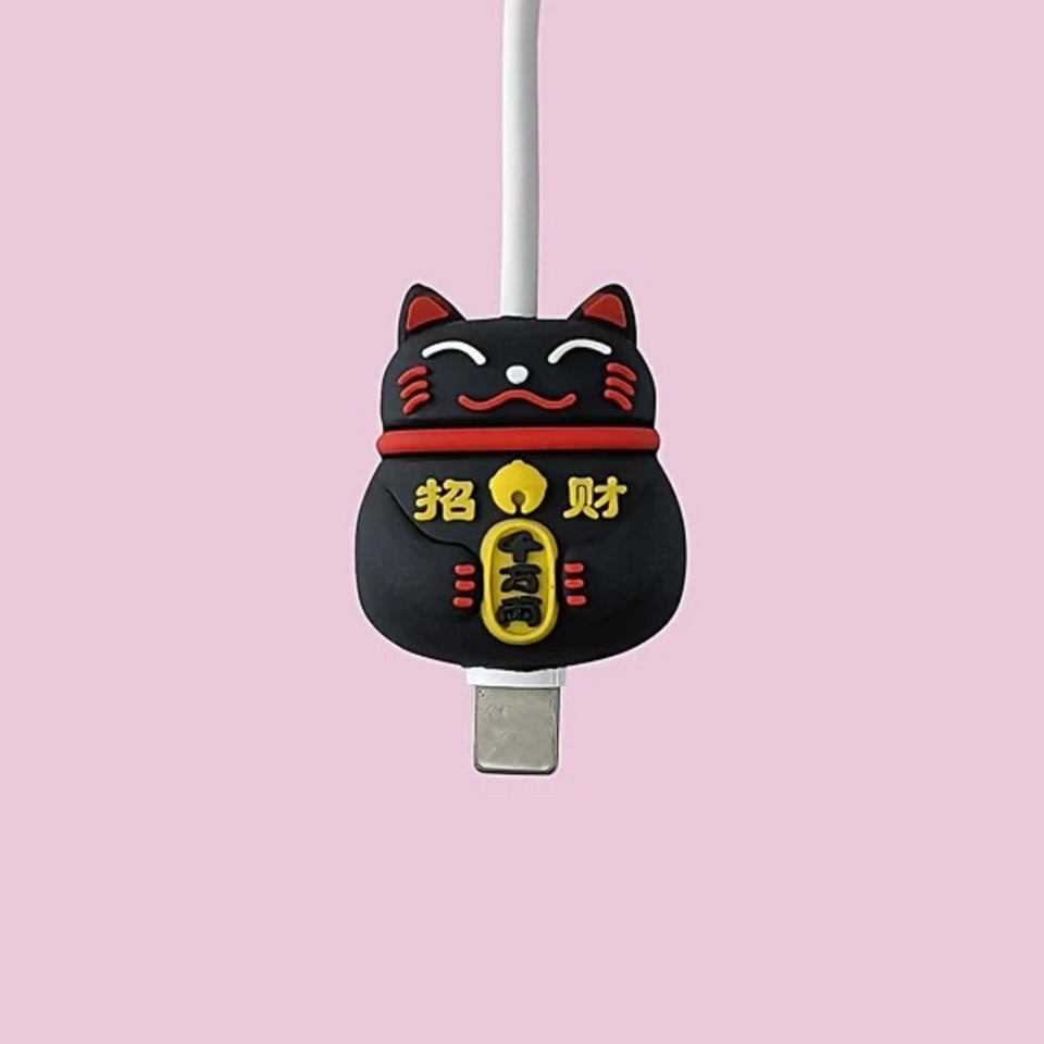 un protège câble en forme d'un maneki neko noir hyper mignon.