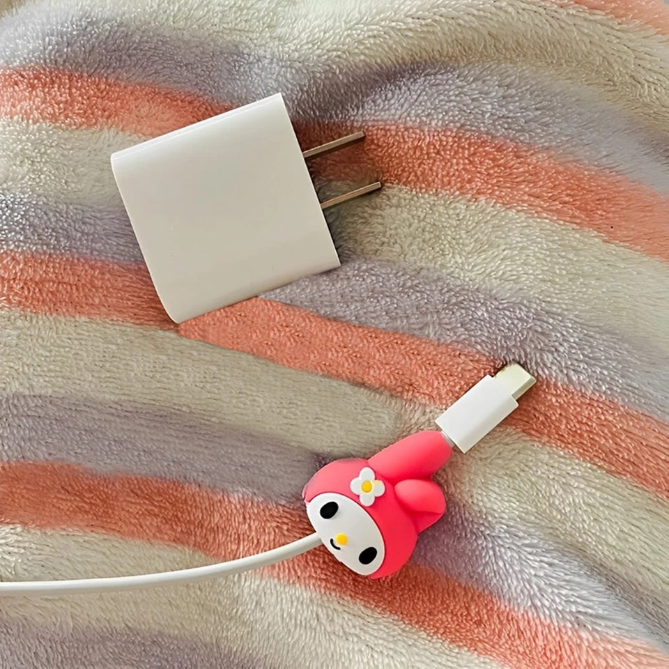 un protège câble en forme de la douce My Melody. Idéal pour protéger et allonger la durée de vie de vos câbles