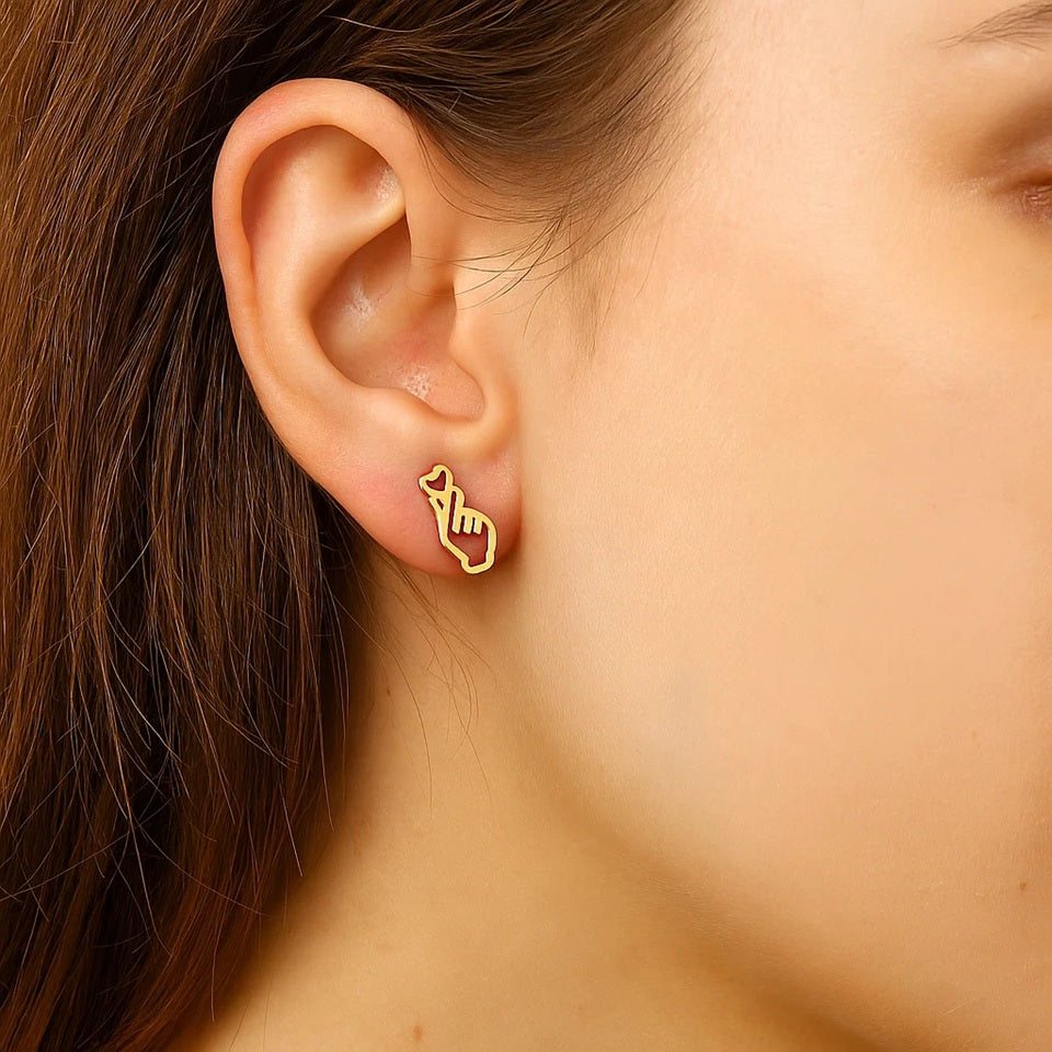 une paire de puces d'oreilles original et pleine d'amour en forme de main qui forment un coeur: le finger heart coréen. En acier inoxydable, elles sont confortables et légères.