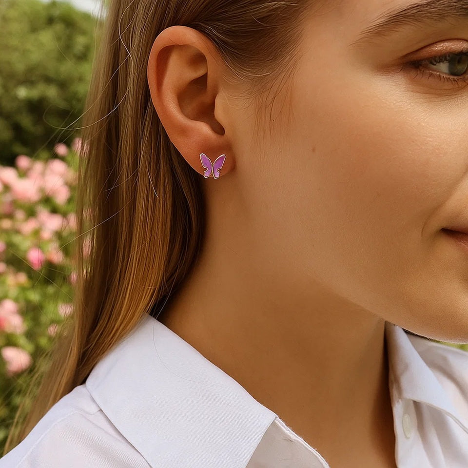 une paire de puces d'oreilles minimaliste en forme de papillons colorés et dorées : aune, blanc, violet, bleu, rose et fuschia