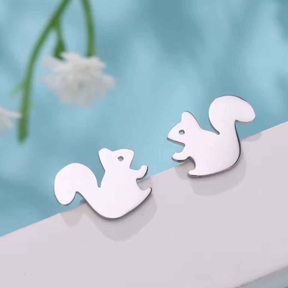 Des puces d'oreilles argentés en forme d'écureuils super mignons