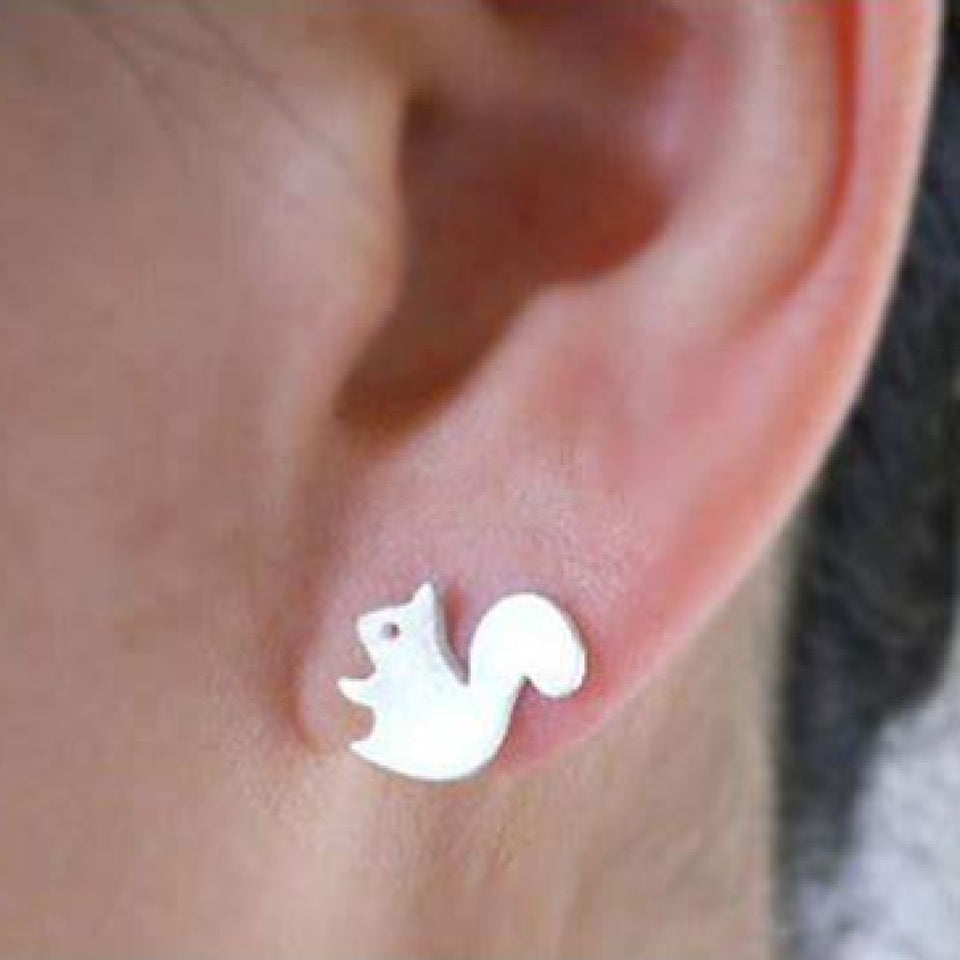 Des puces d'oreilles argentés en forme d'écureuils super mignons