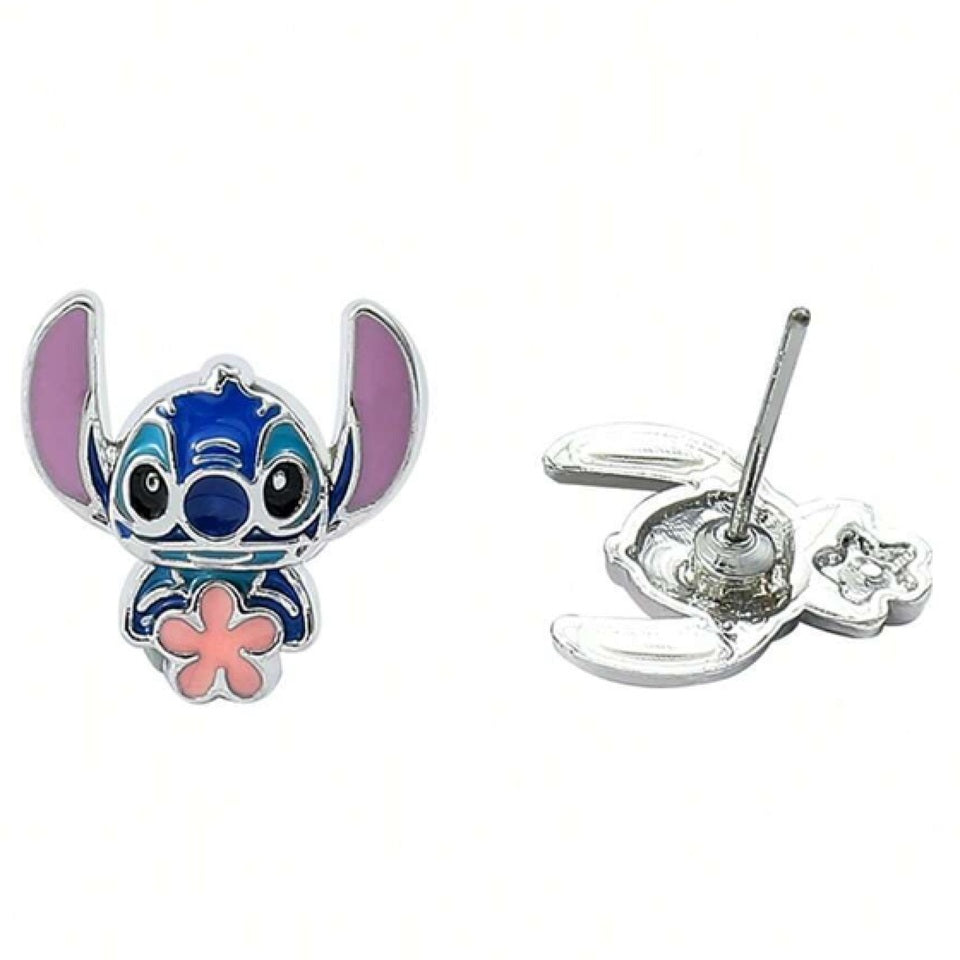 Des puces d'oreilles Stitch qui tient une jolie fleur rose dans ses mains. Fidèle au personnage du dessin animé, il est adorable.