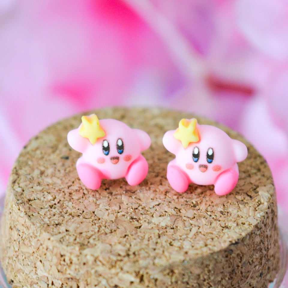 des puces d'oreilles kirby qui lève sa petite étoile jaune. Fidèle au personnage du jeu vidéo