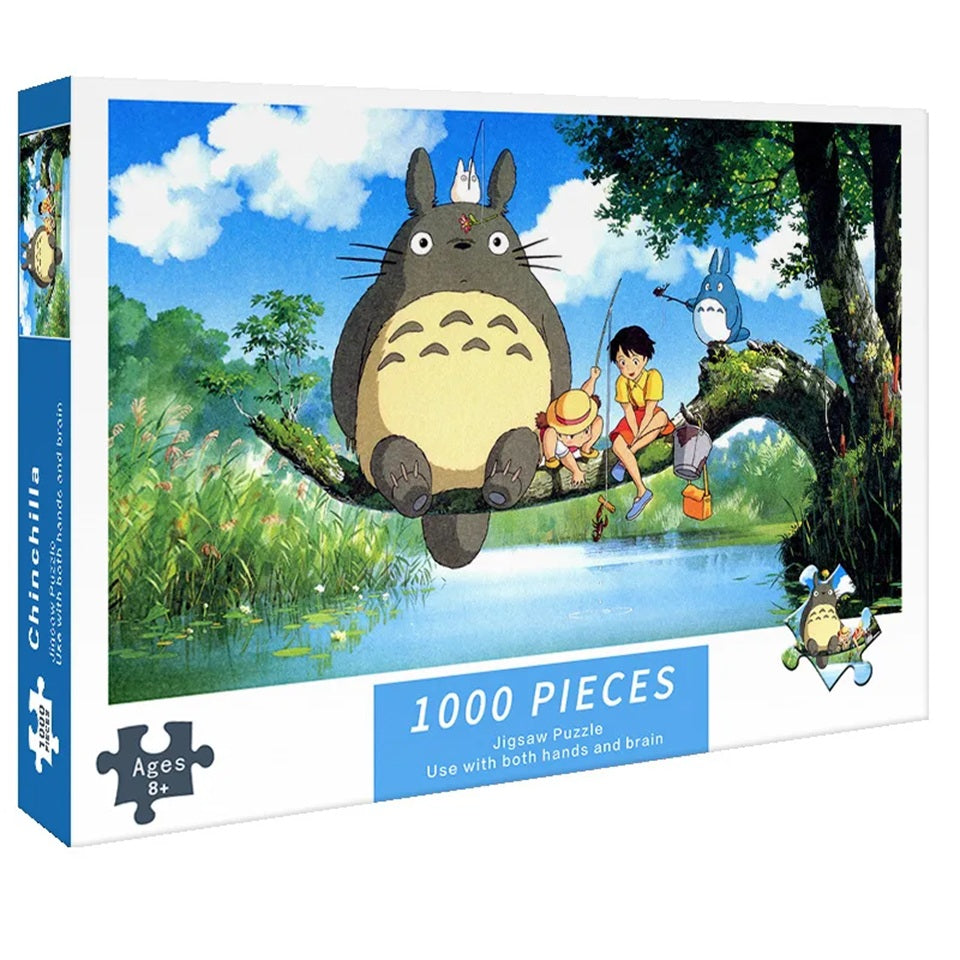 un puzzle composé de 1000pièces reprenant la scène où Mei, Satsuki, Totoro et les chibi pêchent sur une grosse branche d'arbre.