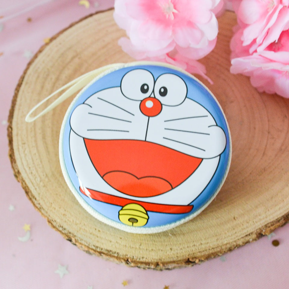 un range écouteurs rond et métallique au design Doraemon hyper mignon. Idéal pour y ranger écouteurs mais aussi bijoux, petits accessoires etc..