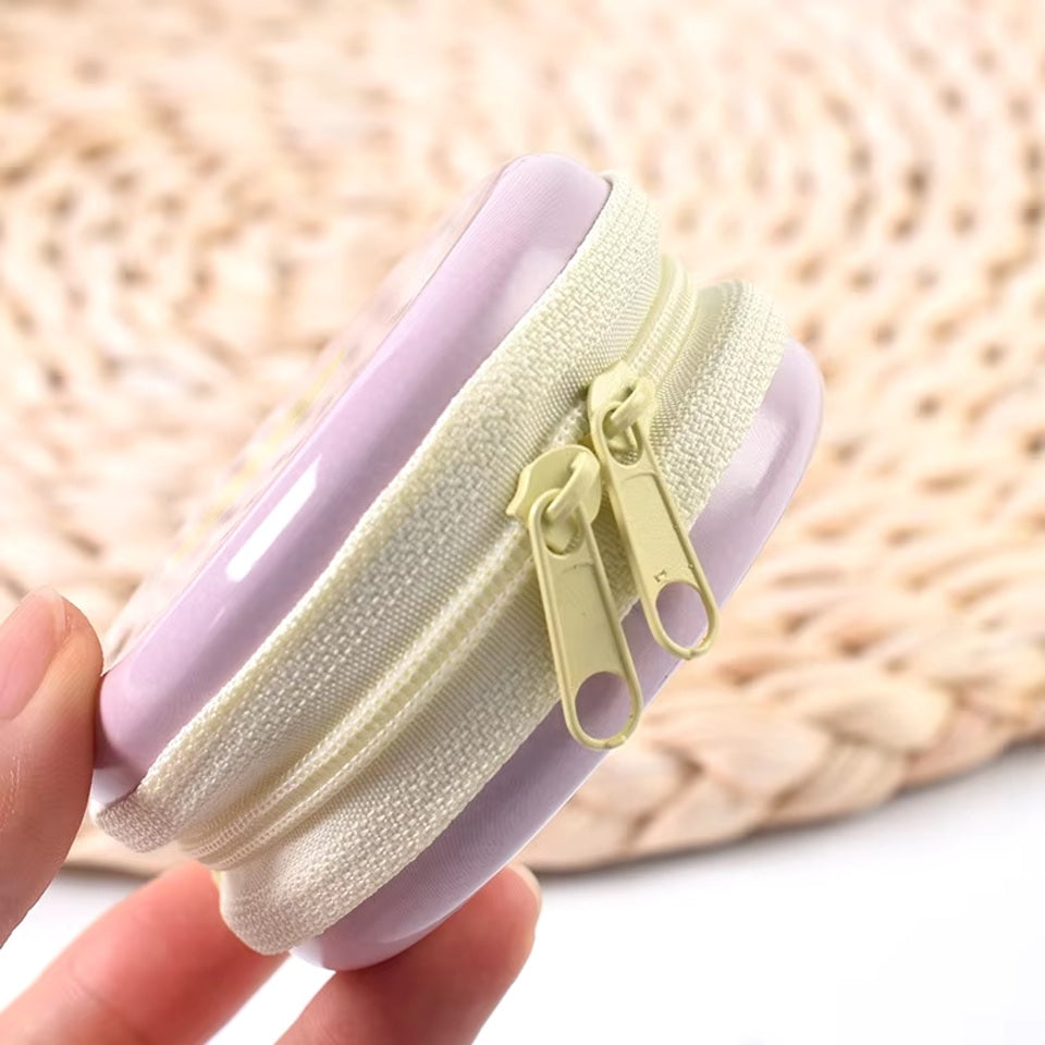 un range écouteurs rond et en métal au design de fraises et fermé par une fermeture éclair. Idéal pour y ranger des écouteurs mais aussi des petits objets tels que bijoux, monnaie etc...