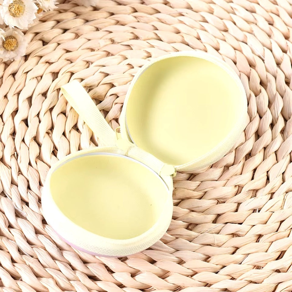 un range écouteurs rond et en métal au design de fraises et fermé par une fermeture éclair. Idéal pour y ranger des écouteurs mais aussi des petits objets tels que bijoux, monnaie etc...