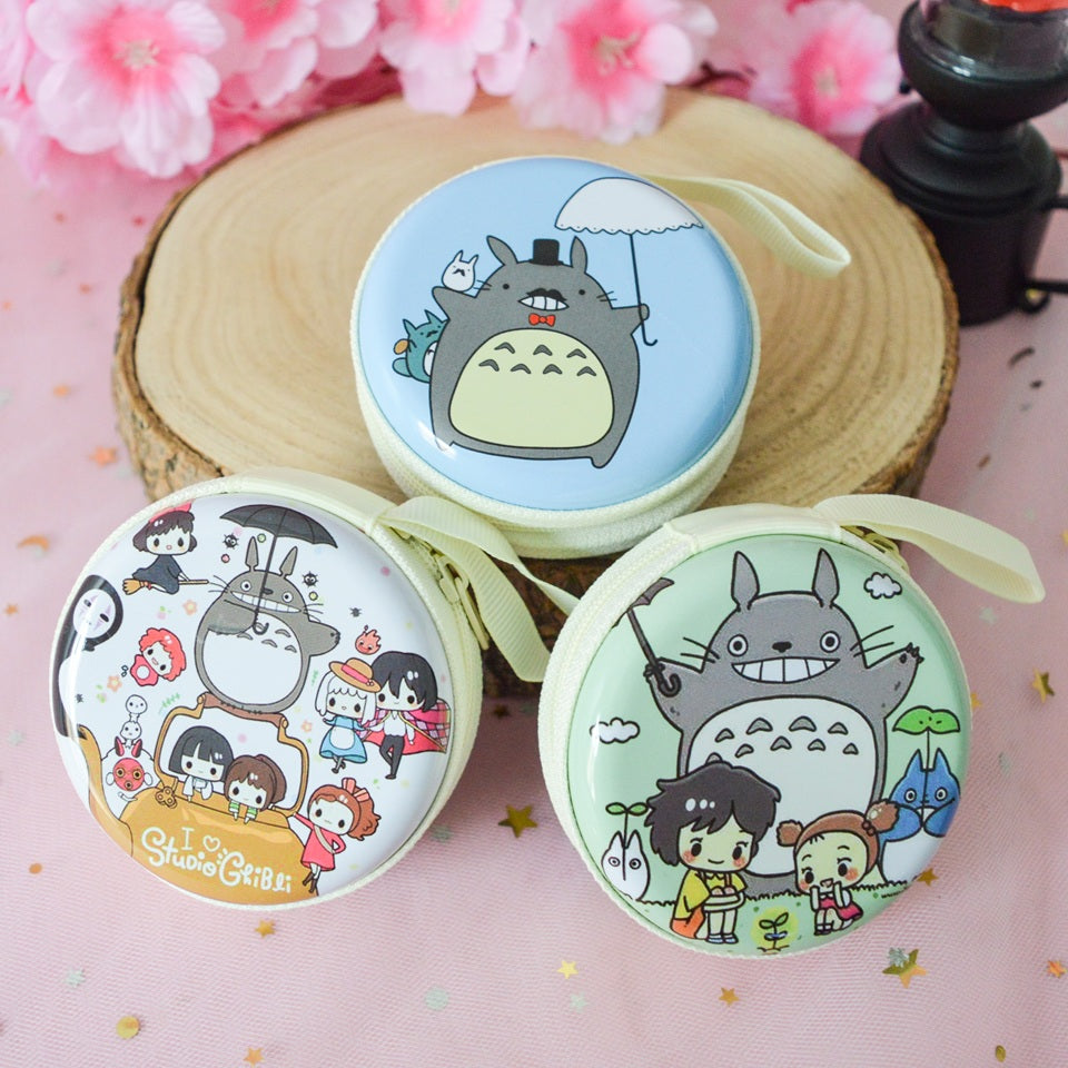 des range écouteurs ronds et métalliques illustrés de superbes dessins de Totoro et de ses amis. Idal pour y ranger des écouteurs mais aussi des bijoux et autres petits accessoires.