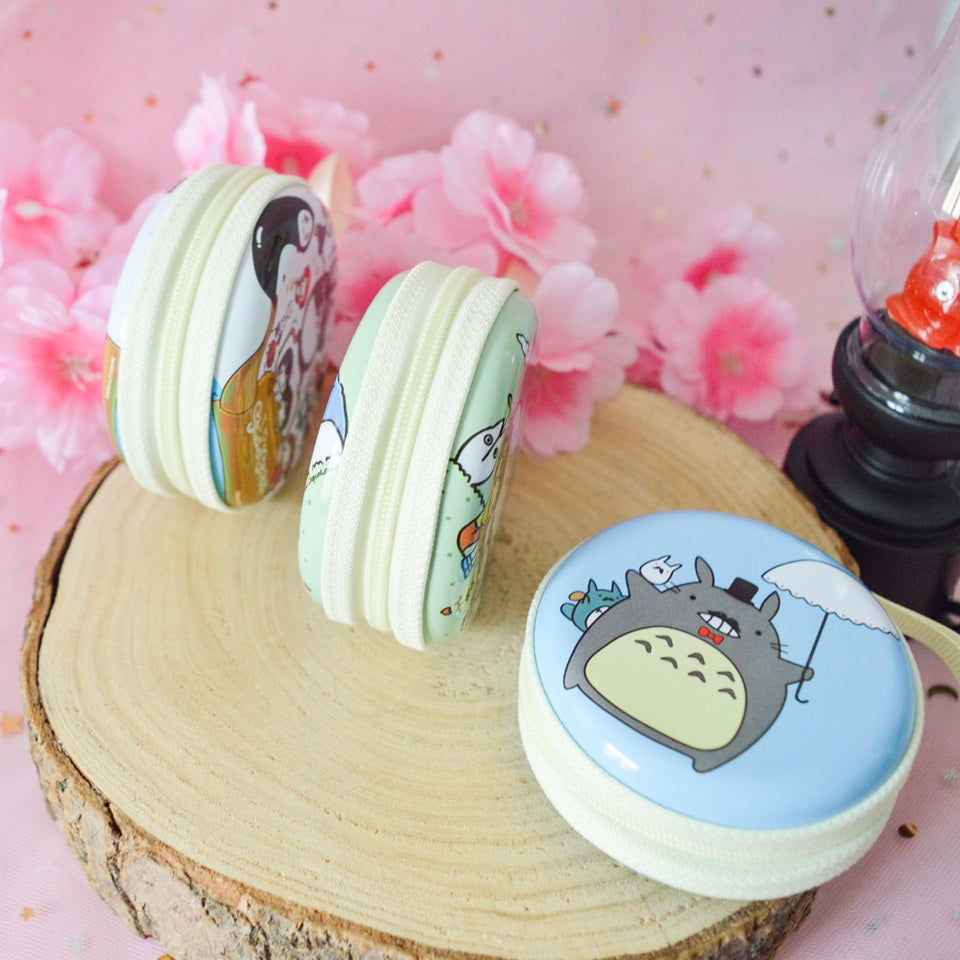 des range écouteurs ronds et métalliques illustrés de superbes dessins de Totoro et de ses amis. Idal pour y ranger des écouteurs mais aussi des bijoux et autres petits accessoires.