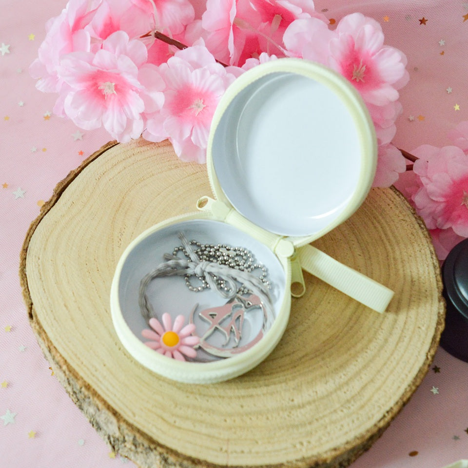 des range écouteurs ronds et métalliques illustrés de superbes dessins de Totoro et de ses amis. Idéal pour y ranger des écouteurs mais aussi des bijoux et autres petits accessoires.