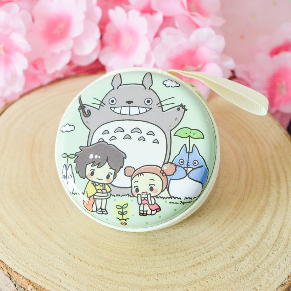 des range écouteurs ronds et métalliques illustrés de superbes dessins de Totoro et de ses amis. Idal pour y ranger des écouteurs mais aussi des bijoux et autres petits accessoires.