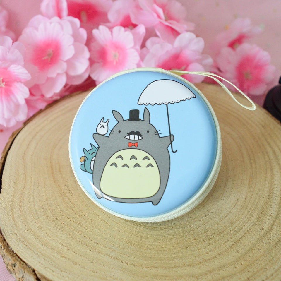 des range écouteurs ronds et métalliques illustrés de superbes dessins de Totoro et de ses amis. Idal pour y ranger des écouteurs mais aussi des bijoux et autres petits accessoires.