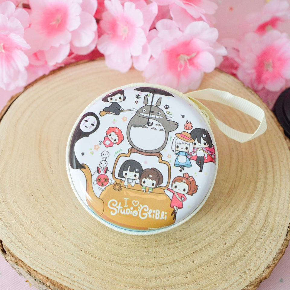 des range écouteurs ronds et métalliques illustrés de superbes dessins de Totoro et de ses amis. Idal pour y ranger des écouteurs mais aussi des bijoux et autres petits accessoires.