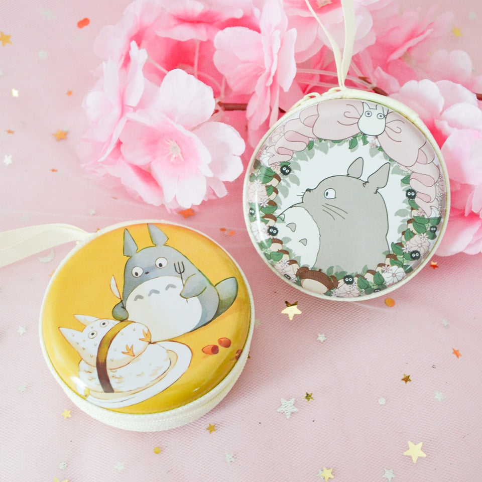 des range écouteurs ronds et métalliques illustrés de superbes dessins de Totoro et de ses amis. Idal pour y ranger des écouteurs mais aussi des bijoux et autres petits accessoires.