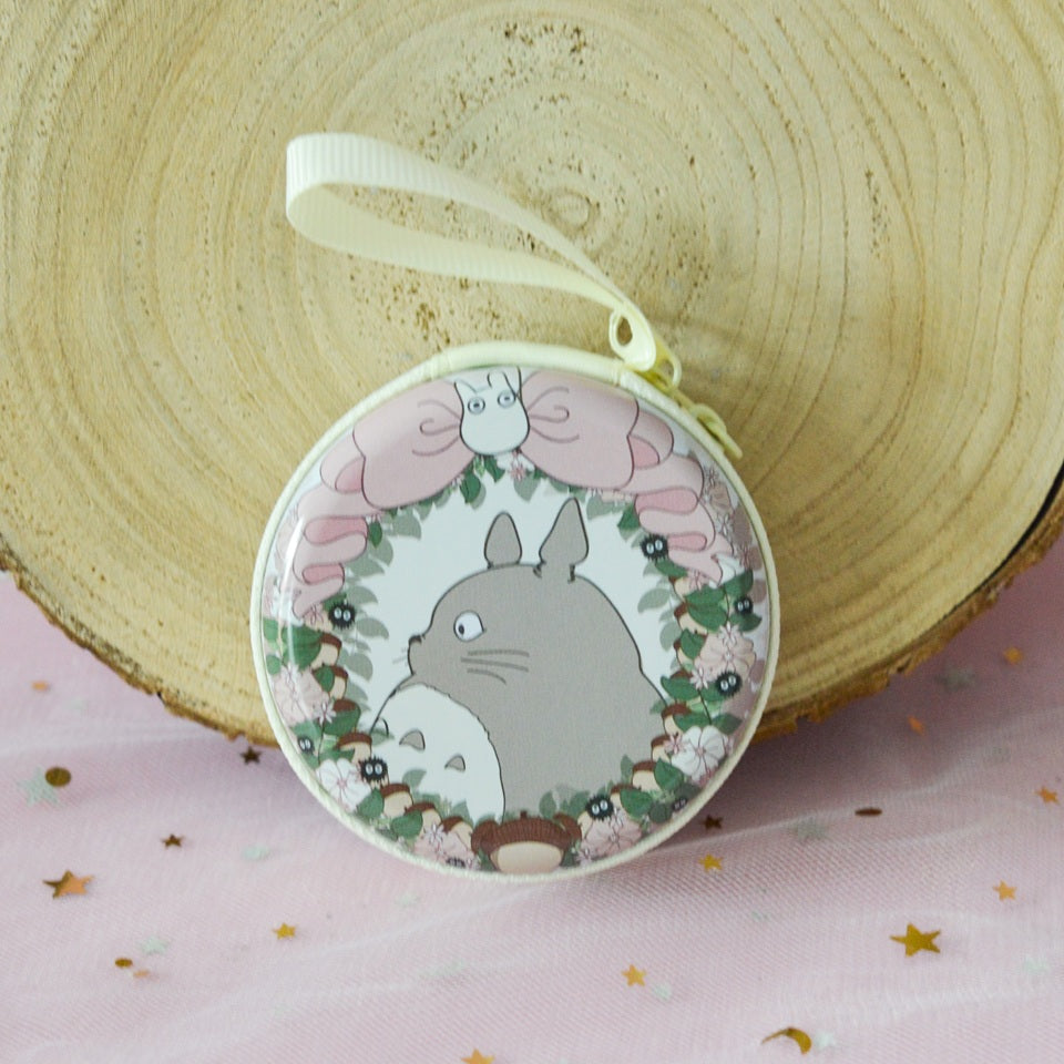 des range écouteurs ronds et métalliques illustrés de superbes dessins de Totoro et de ses amis. Idal pour y ranger des écouteurs mais aussi des bijoux et autres petits accessoires.