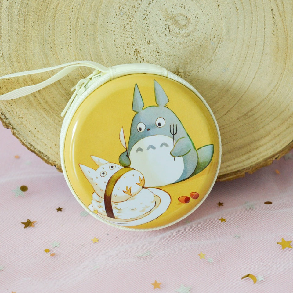 des range écouteurs ronds et métalliques illustrés de superbes dessins de Totoro et de ses amis. Idal pour y ranger des écouteurs mais aussi des bijoux et autres petits accessoires.