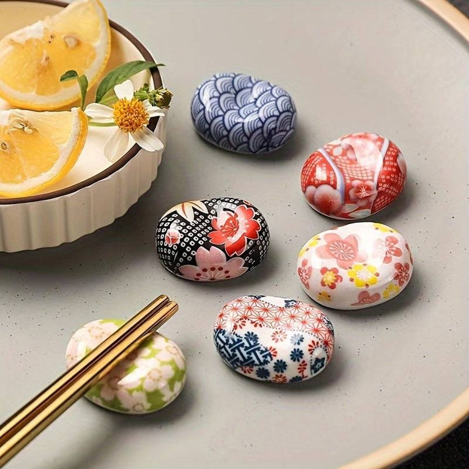 des repose baguettes en forme de galets aux motifs et aux couleurs de l'esthétique japonaise : formes géométriques et fleurs de sakura