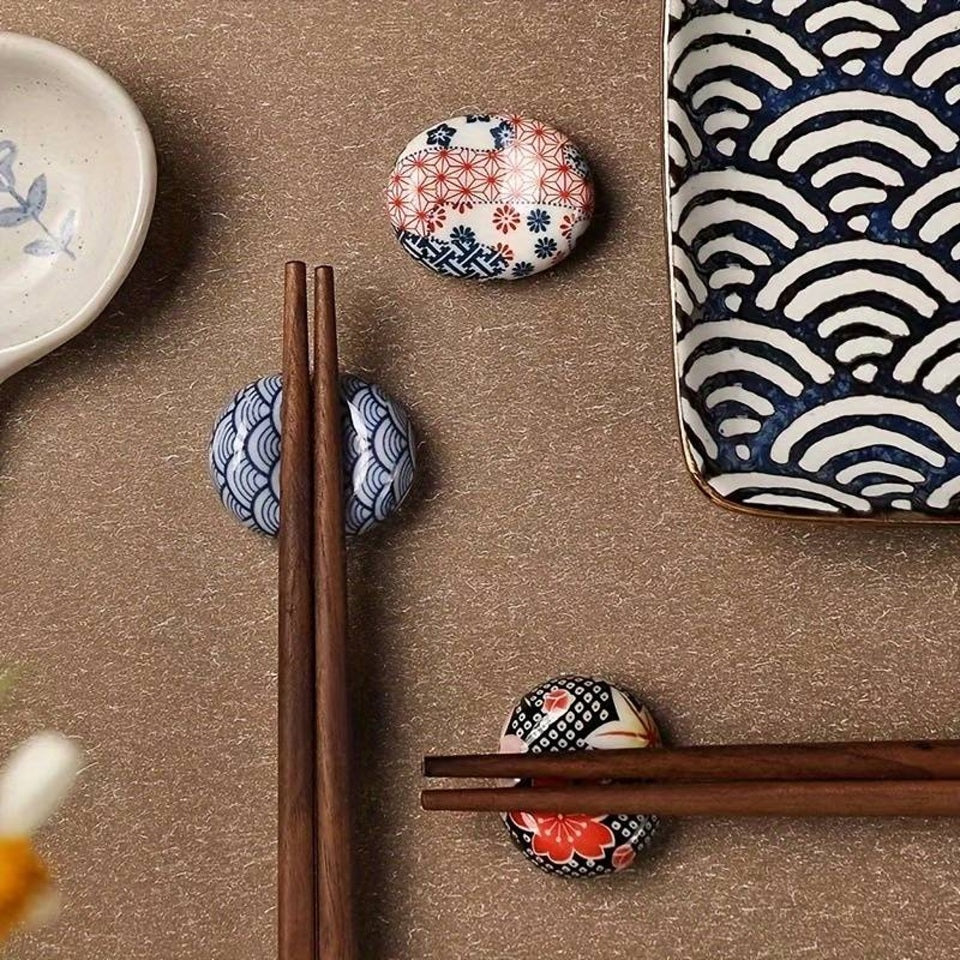 des repose baguettes en forme de galets aux motifs et aux couleurs de l'esthétique japonaise : formes géométriques et fleurs de sakura