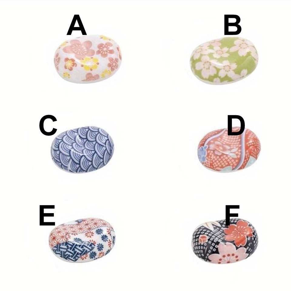 des repose baguettes en forme de galets aux motifs et aux couleurs de l'esthétique japonaise : formes géométriques et fleurs de sakura