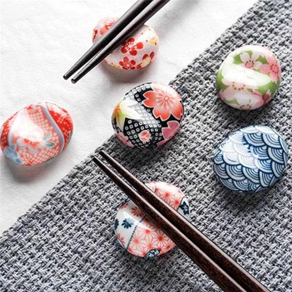 des repose baguettes en forme de galets aux motifs et aux couleurs de l'esthétique japonaise : formes géométriques et fleurs de sakura