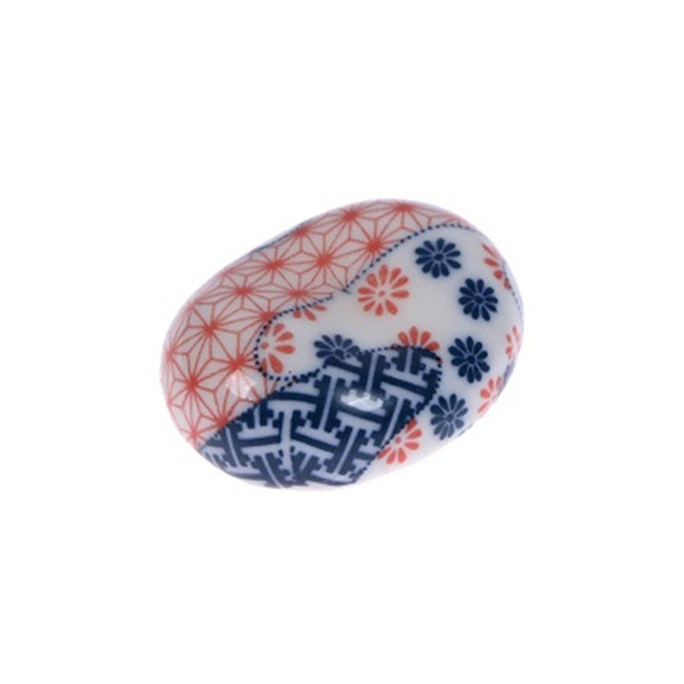 des repose baguettes en forme de galets aux motifs et aux couleurs de l'esthétique japonaise : formes géométriques et fleurs de sakura